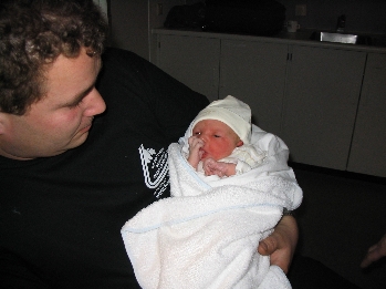 Foto van mij kort na de geboorte met de duim in de mond